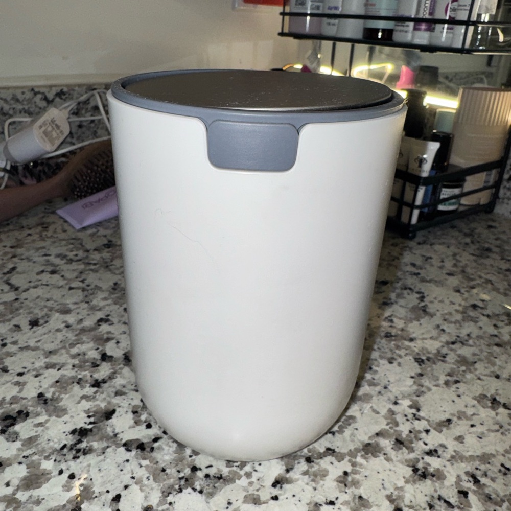 Brightroom Countertop Trash Bin - Picture 4 of 6